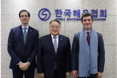 Diego-Villanueva-Embajador-en-Corea-Tae-soon-Jeong-chairman-del-Korea-Shipowner-Association-y-Carlos-Hoyos-Boyd-Viceministro-de-Comercio-Exterior