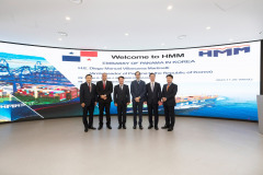 Diego-Villanueva-Embajador-en-Corea-del-Sur-visita-oficinas-de-HMM-1